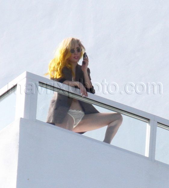 Пьяная блондинка разделась на балконе отеля