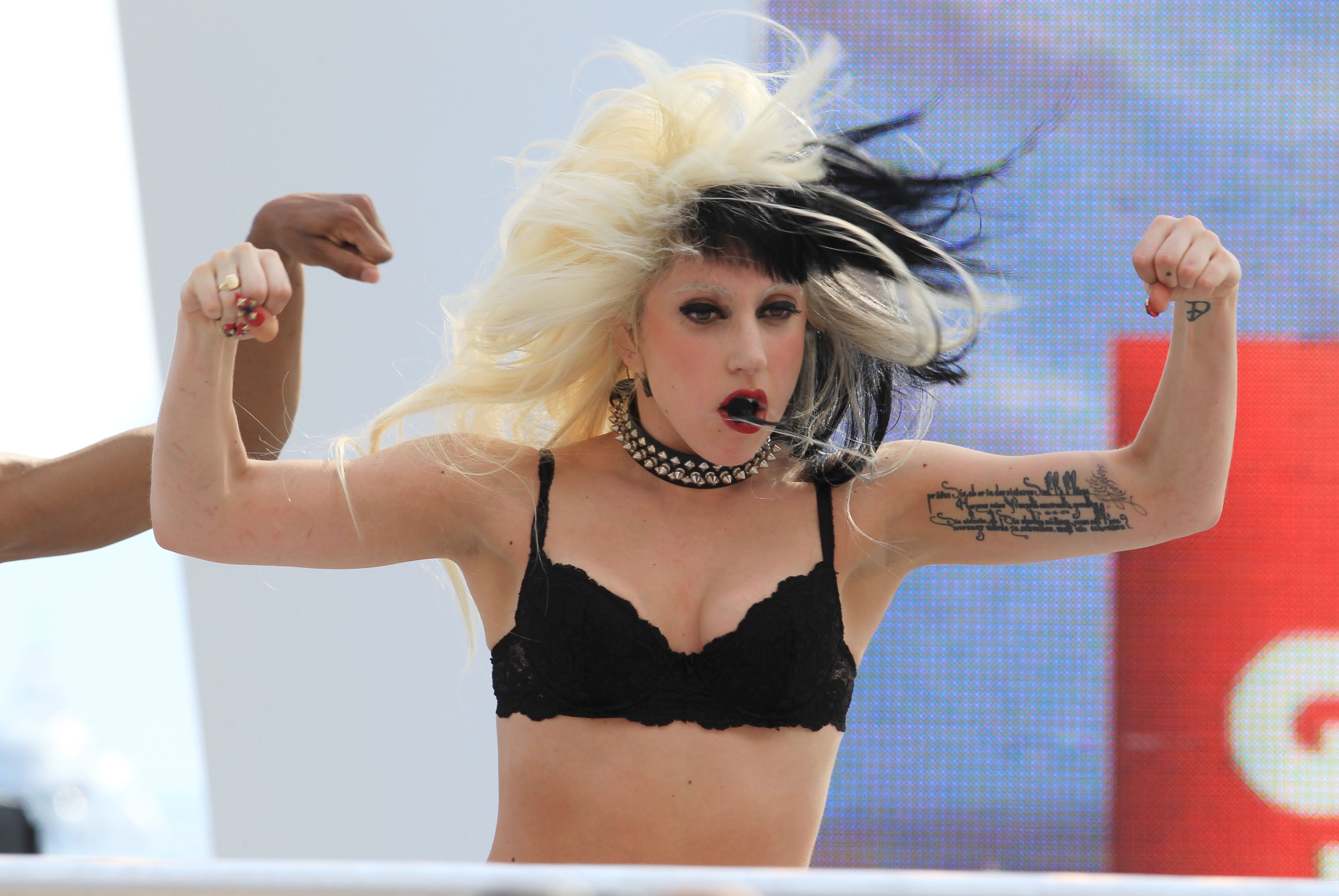 Сиськи Lady Gaga в толпе
